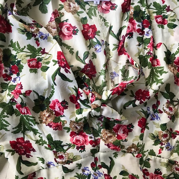 Beautiful Bell Sleeved Floral Romper - Picture 4 of 5